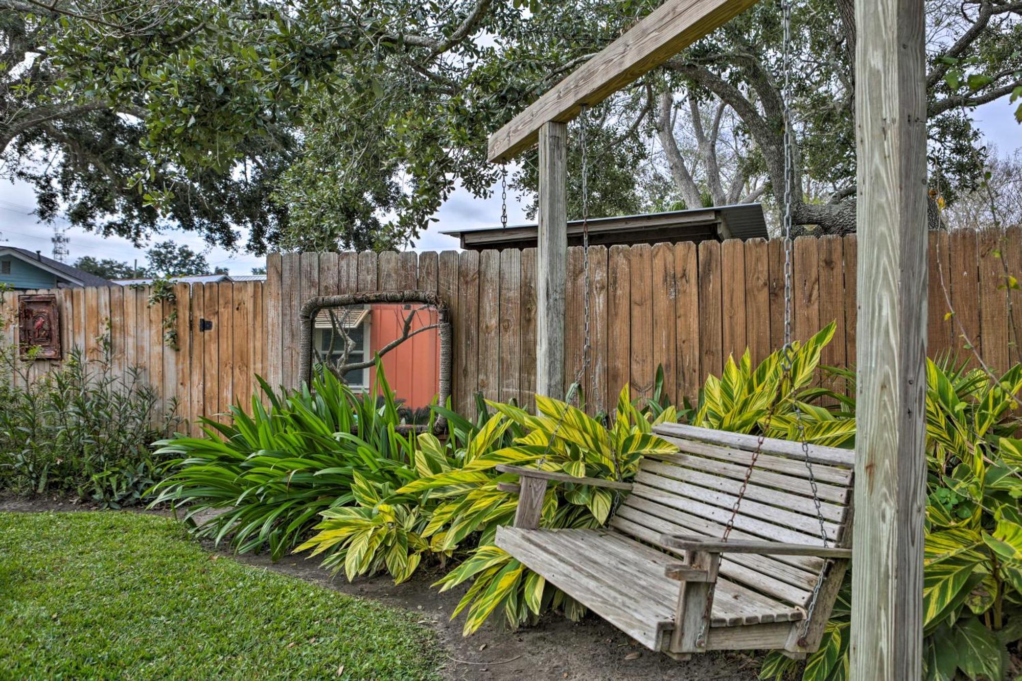 Bay St. Louis Walk To Beach From Chic Old Town Apartment With Yard מראה חיצוני תמונה